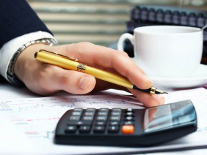 Минэкономразвития России разъяснило, что с 1 апреля 2018 г. оценщики, не получившие квалификационного аттестата, не имеют права подписывать отчеты об оценке