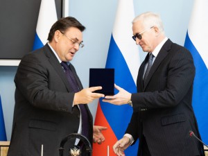 Президенту РСПП Александру Шохину вручена ведомственная награда Минюста России