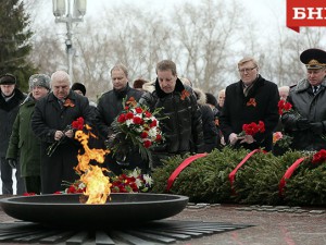 Олег Алтухов, Президент Союза промышленников, предпринимателей и работодателей Республики Коми, в День Защитника Отечества принял участие в торжественных мероприятиях по возложению цветов к мемориальному комплексу "Вечная слава".